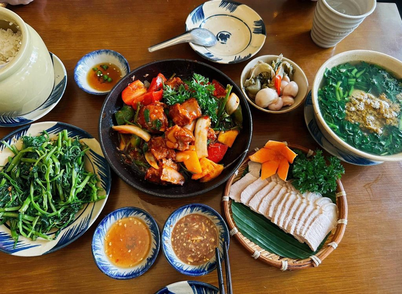 Chén mắm Nêm luôn là nước chấm đi kèm trên bàn ăn tại quán ăn Nha Trang