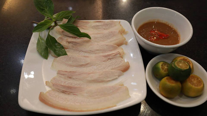 Thịt luộc là sự kết hợp hoàn hảo với mắm Nêm