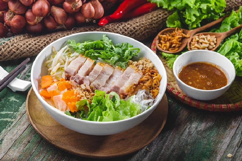 Bún mắm ăn kèm với mắm nêm