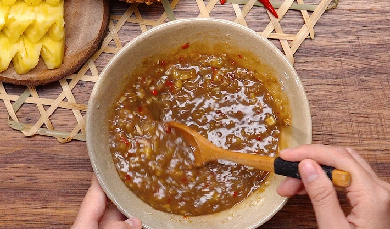 Cách pha mắm nêm với thơm đơn giản