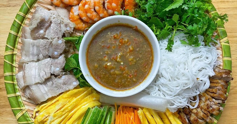 Thịt heo cuốn bánh tráng ăn kèm với mắm nêm